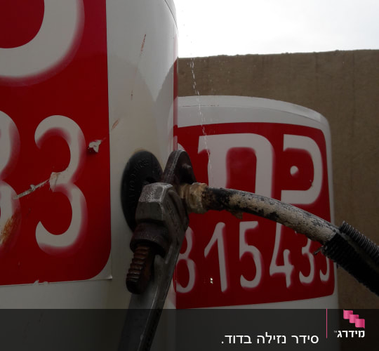 צינור מחובר למיכל עם מים נוזלים